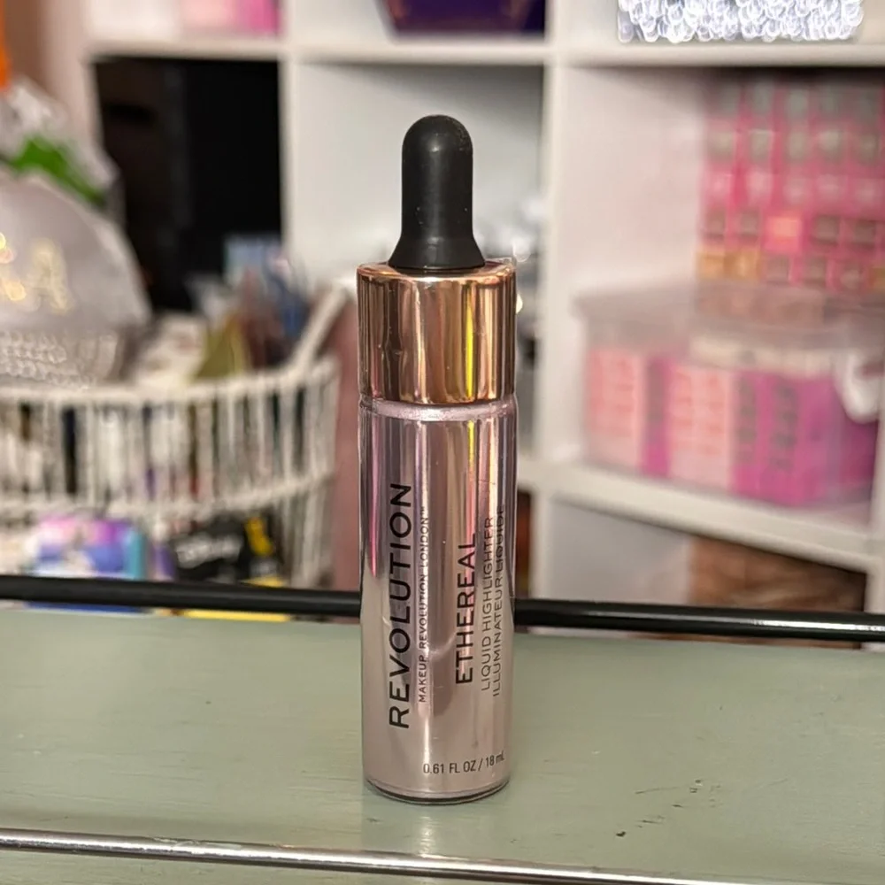 Revolution Ethereal Liquid Highlighter - Picture 1 of 3